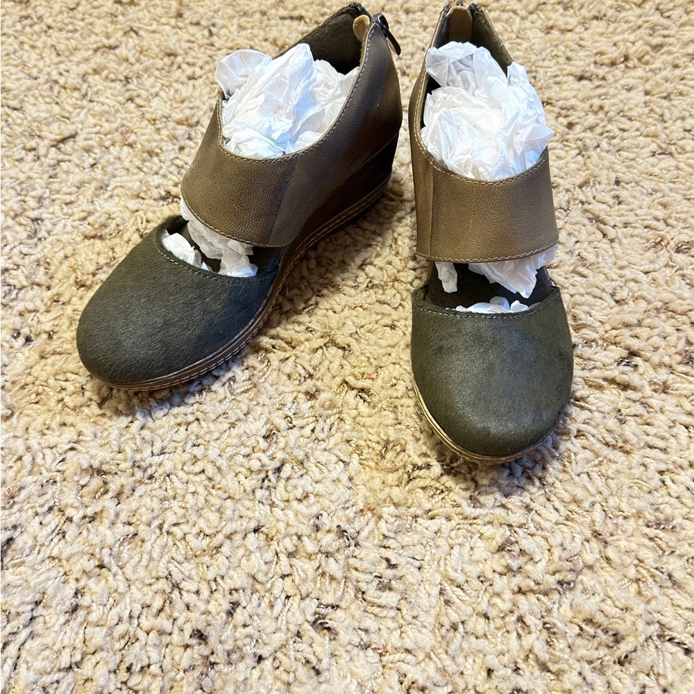 Antelope Lower Dorsay Pony Hair Mary Jane Olive Wedge • Closed Toe • size 37